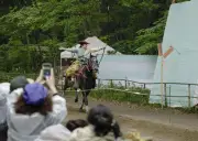 京都・下鴨神社で流鏑馬、人馬一体の妙技に観客魅了