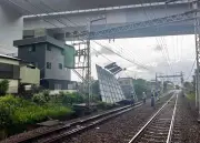 小田急線の架線に金属板、強風影響か　一部区間で運転見合わせ