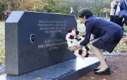 日豪首脳、キャンベラの平和公園で安倍元首相追悼　献花と植樹