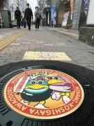 南越谷阿波踊りデザインのマンホールふた、駅前歩道に設置 ご当地キャラが踊りで祭り盛り上げ