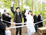 飯舘村で震災後初の結婚式、新郎新婦が走って登場