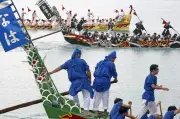 大雨の中、那覇ハーリーで豊漁祈願　息合わせ力強く競漕