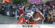 疾走する馬上で妙技次々、京都・藤森神社の伝統「駈馬神事」