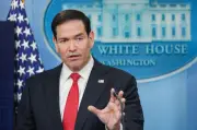 米国務長官、報道官の代役で異例の記者会見　外交トップが産休カバー