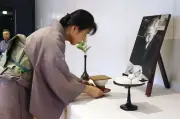 佐藤春夫の命日に「御供茶式」　望郷詩「空青し山青し海青し」を朗読