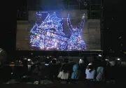 闇夜に浮かぶ織田信長と安土城、青紫色の炎が神秘的に演出する伝統花火