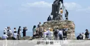 春の干潮に現れる祈りの道、手を取り合い弘法大師像を清める愛知・南知多町