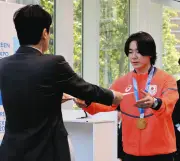 「雪ない横浜に金」戸塚選手に市スポーツ栄誉賞、五輪スノボ金メダルを称える