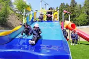 天栄村の「てんえいふるさと公園」に芝生広場が完成、園児らが歓声