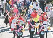 仮装ランナーが旧中山道を駆け抜ける「安政遠足侍マラソン」群馬・安中市で開催