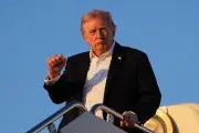 トランプ氏、イランとの軍事行動再開を協議か　交渉難航で