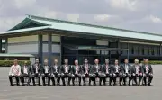 春の叙勲、皇居で大綬章親授式　佐藤勉元総務相ら１４人に天皇陛下が勲章