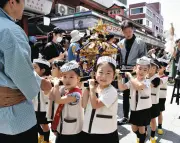 台東区の三社祭を前に園児が神輿担ぎ「ワッショイ」