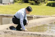 天皇陛下が皇居で田植え、青色シャツに長靴姿で恒例行事