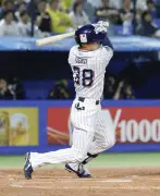 ヤクルト逆転勝ちで首位浮上、新人石井がプロ初安打の適時二塁打