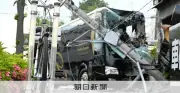 東京・江戸川で観光バスが電柱に衝突、運転手搬送 乗客なし