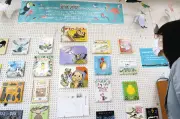 ときがわ町公民館図書室で愛鳥週間展示、壁面に鳥の絵本と紙芝居