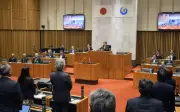 熊本・八代市で議員報酬停止条例成立、新庁舎汚職受け全会一致
