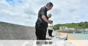 沖縄県議会議長ら、辺野古沖転覆事故で現場近くで献花し追悼