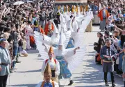 浅草・三社祭が開幕、白鷺の舞やびんざさら舞に沿道から歓声 初夏の陽気に響くお囃子