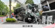 「気づいた時には救急車」江戸川区バス衝突、事故前にも街路樹や塀に接触か