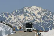 岐阜・乗鞍スカイラインが今季開通、雪景色の中をバスが運行開始