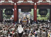 浅草三社祭、みこし約１００基が練り歩き熱気に包まれる