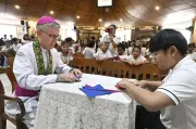 平和の折り鶴をローマ教皇へ、マニラ教会で託す式典