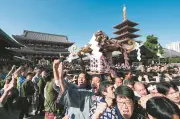 浅草三社祭で宮出し、氏子ら熱気のクライマックス 外国人観光客も迫力に圧倒
