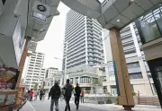 東京変貌：タワマンに飲み込まれる大山商店街、住民の不安と再開発の現実