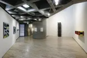 砂漠に現れたアートの集合体、ジャッドとマーファの関係性を探る展覧会