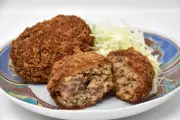 人形町今半の自家製メンチカツ、肉の旨みが広がる逸品