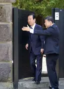 小沢一郎氏、田中角栄元首相墓参「おやじは生涯の先生」と偲ぶ