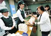 狭山の特別支援学校生、手作りパン販売に笑顔 地域交流も