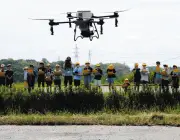愛知県東郷町でドローン活用の水田種まき、小学生がスマート農業を学ぶ
