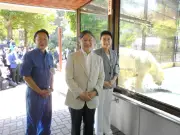 両陛下「ピース」と笑顔で記念撮影 宮内庁が写真公開