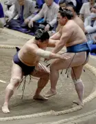若隆景が経験の差を見せつけ速攻、九重審判長も絶賛の全開エンジン