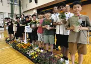 「人権の花運動」で足利市立けやき小に苗贈呈、思いやりの心育む
