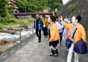 土湯温泉で女将と巡るまち歩きツアー、観光スポットをガイド