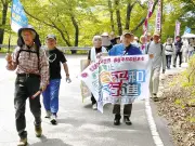 核廃絶訴える「平和大行進」が群馬県内スタート 碓氷峠から
