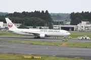 日航機が成田空港に緊急着陸、タイヤパンクか　羽田発鹿児島行きでけが人なし
