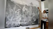 サルの視点で人間世界を描く鉛筆画、１０年かけ完成 動物園に通い環境破壊への罪悪感表現