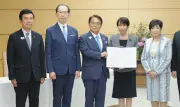 愛知知事らが高市首相に水素エネルギー促進の緊急声明を手渡す