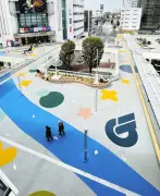 取手駅西口デッキに高校生デザインのアート 歩行者足元彩る