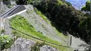 松山城の城山斜面、土砂崩れから２年で復旧工事完了 高強度ネットと雨水流路設置