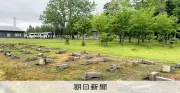 倒された囚人墓標に激励の声相次ぐ、町長涙の再生劇