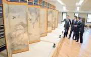 会津の県立博物館に「花鳥図屏風」高精細複製品、制作工程を紹介するトークセッション開催
