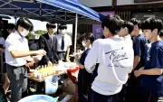 横浜市中学生が福島でグルメ博、地サイダー販売で交流