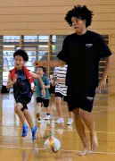 サッカーDFチェイス・アンリ選手、鏡石町で子ども向け教室を開催