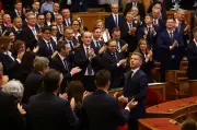 ハンガリー新首相にマジャル氏、親EU政権が発足し対ロ外交転換へ